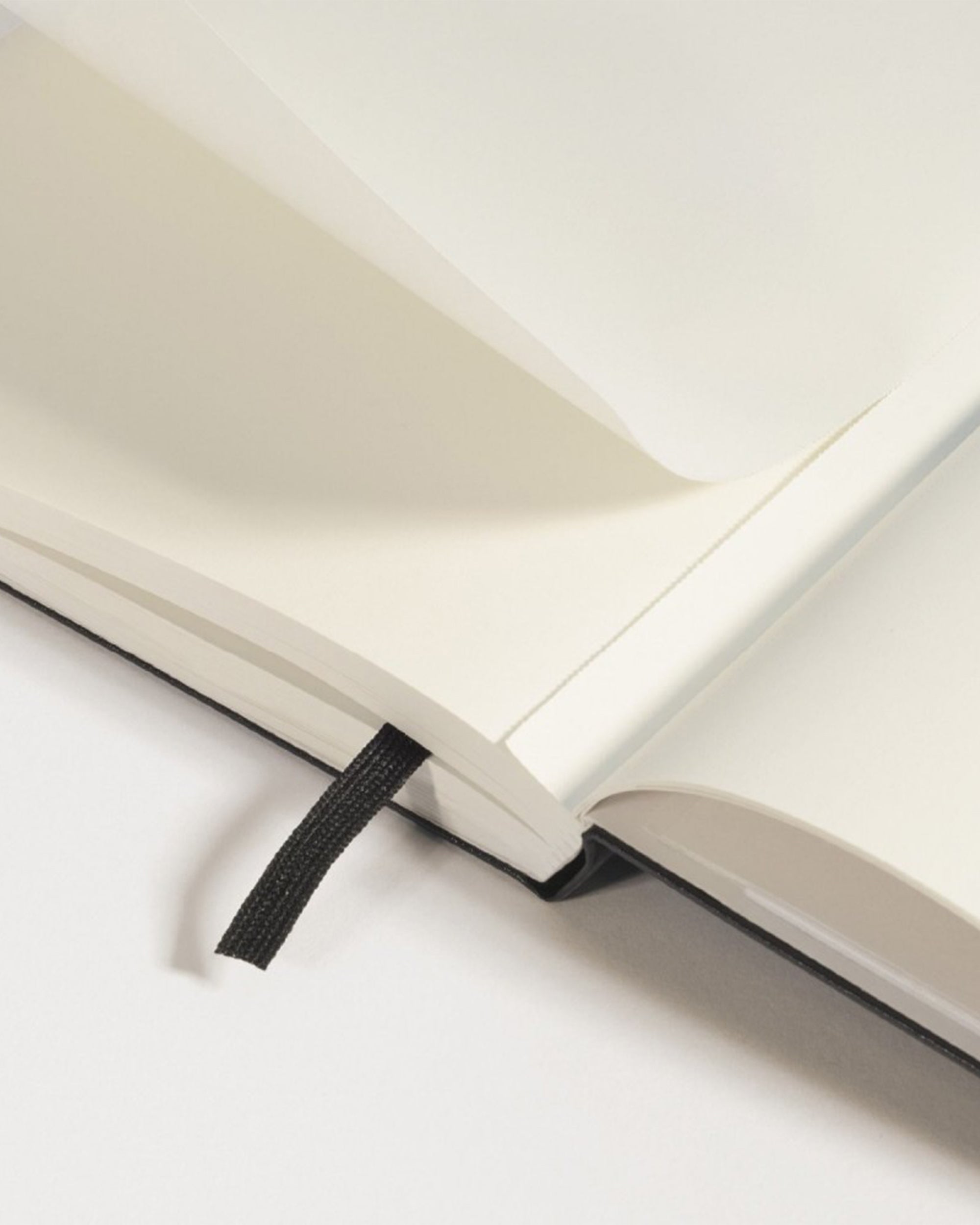 Leuchtturm1917 Hardcover Notebook Classic, vonalas, Medium (A5) – Black